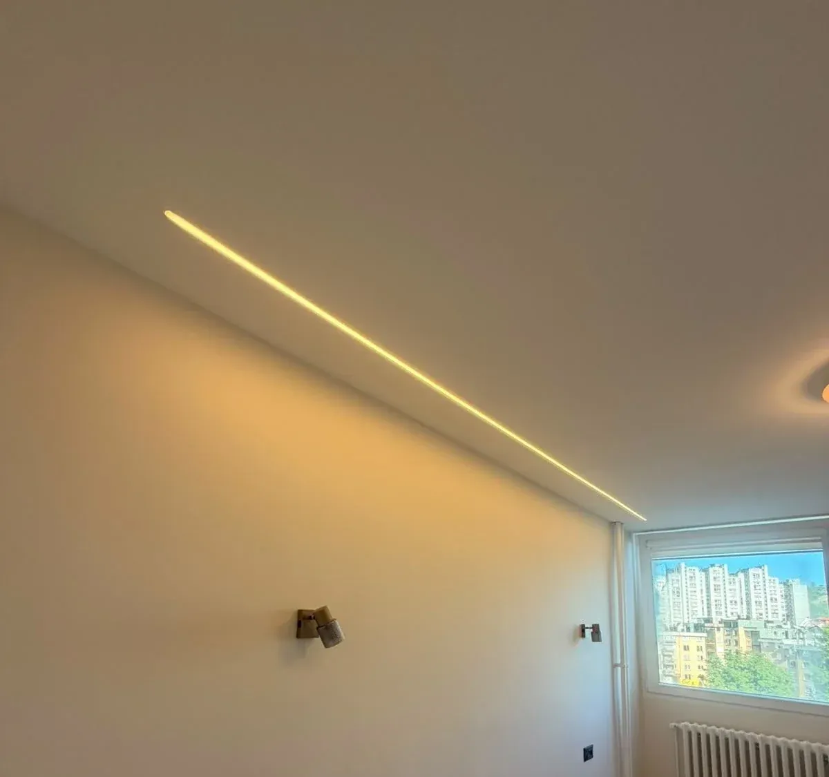 Spavaća soba s LED linijom u spuštenom plafonu
