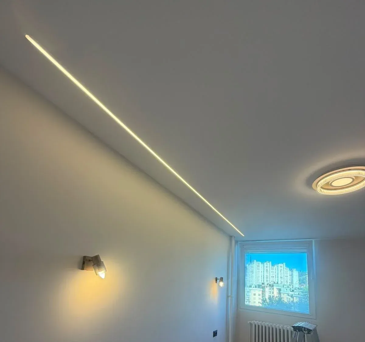 Detalj LED linije u gips-kartonskom plafonu
