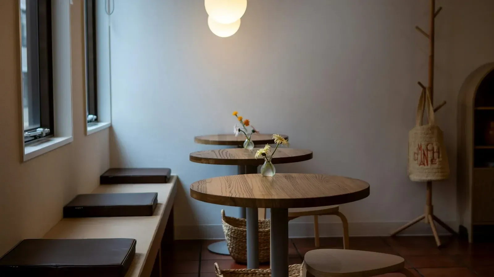 Sala – stolovi i klupe uz prozor