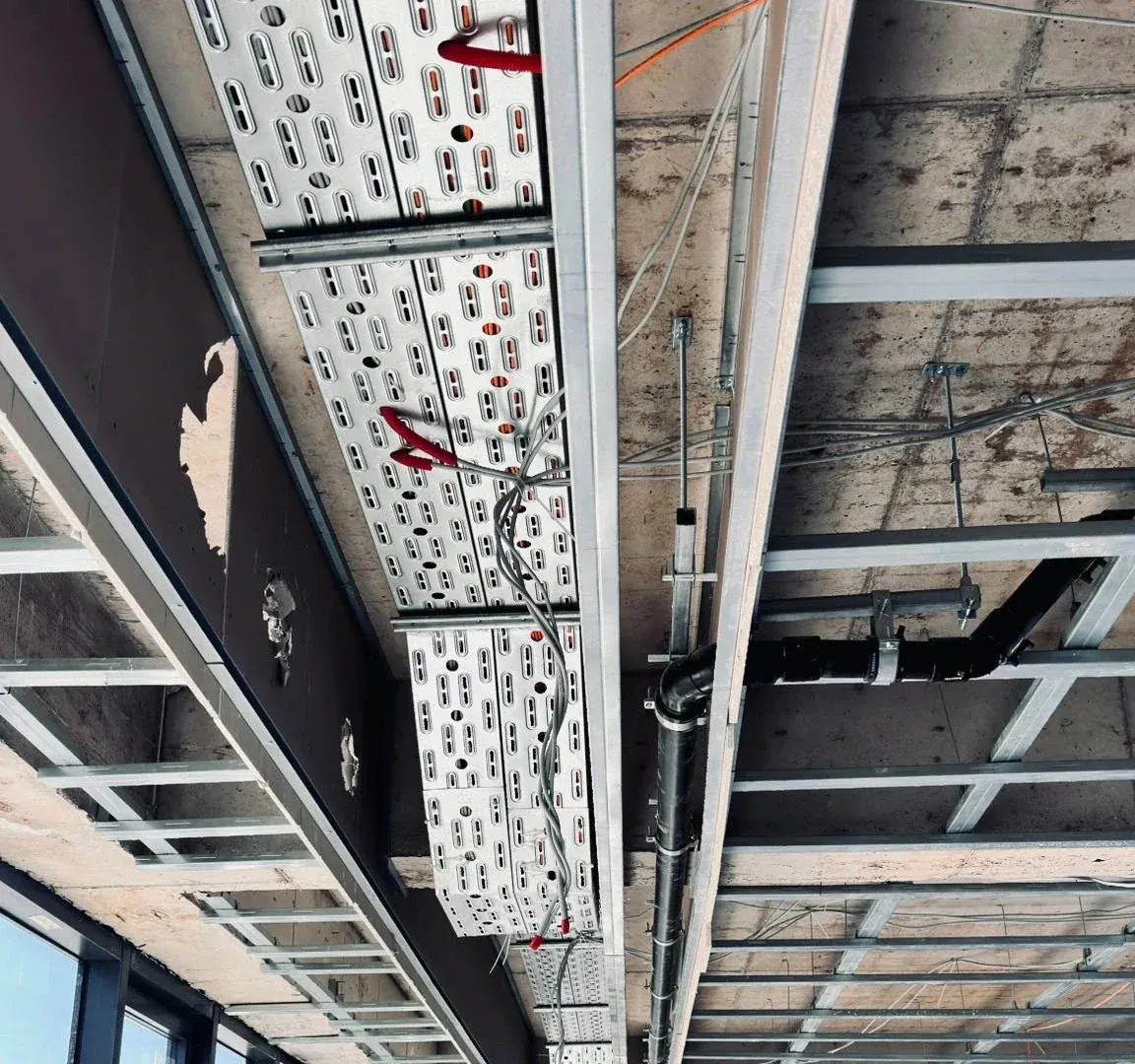 Razvod instalacija iznad spuštenog plafona