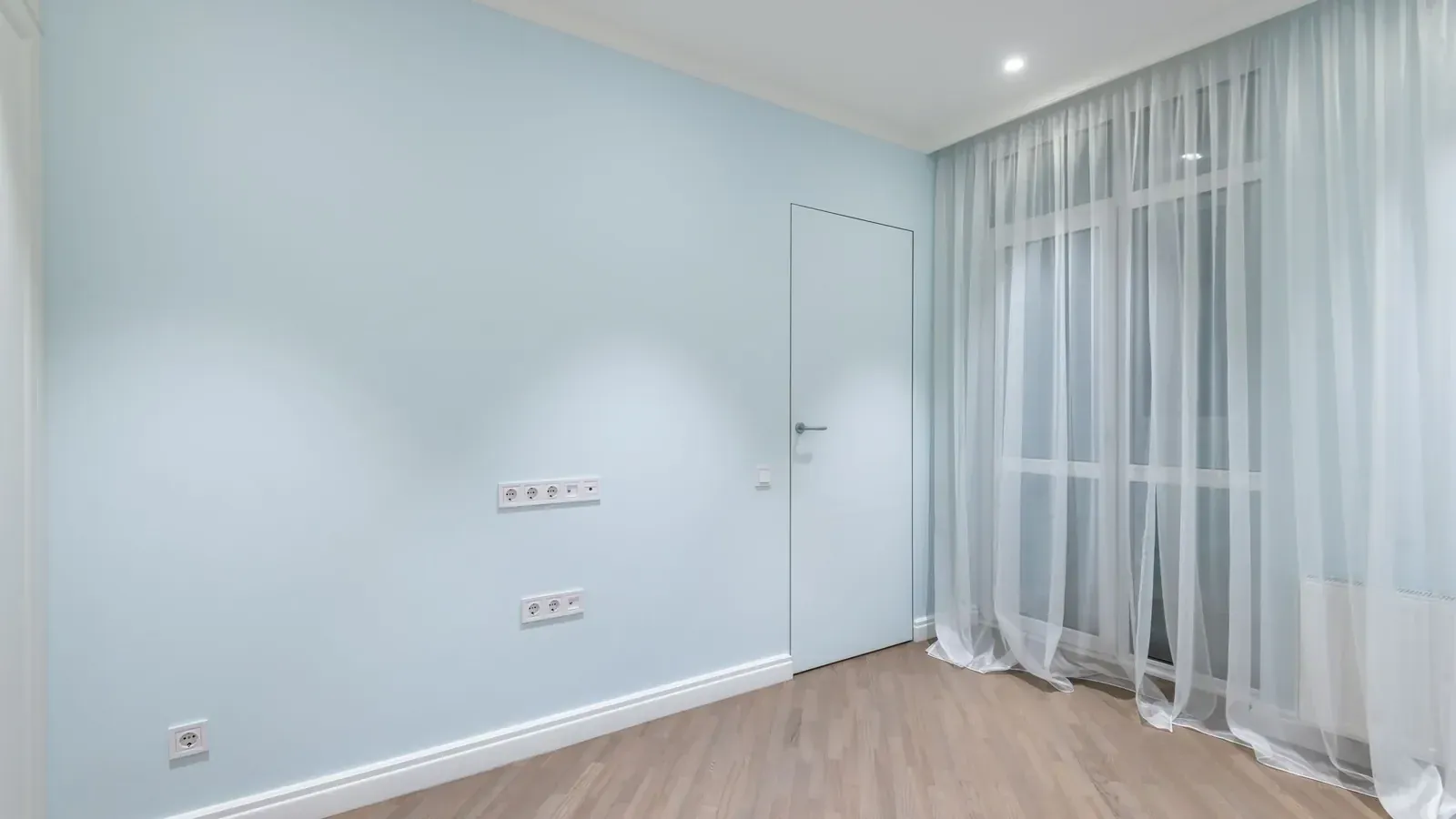 Detalj – bijele lajsne uz laminat