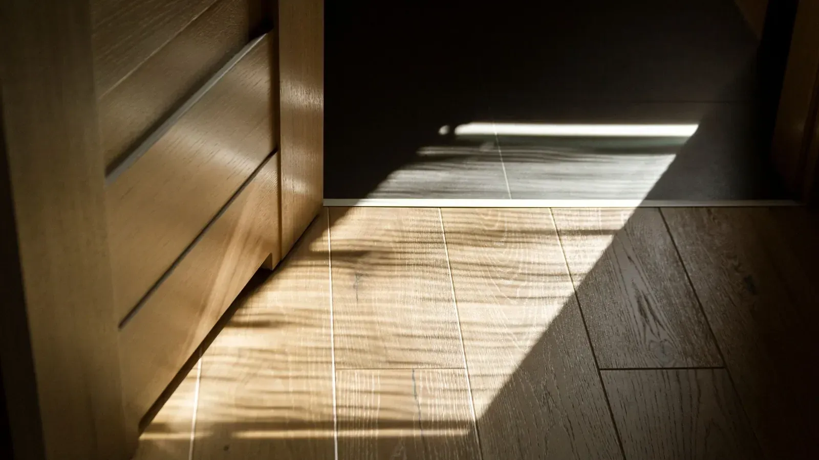 Detalj – prelaz poda uz kuhinjski element