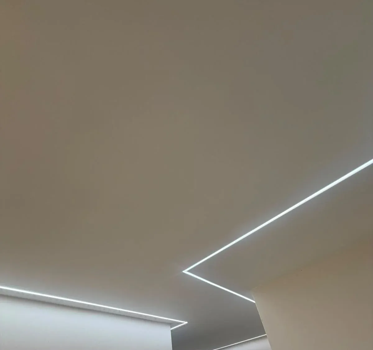 Gips-kartonski plafon s ugrađenom LED rasvjetom